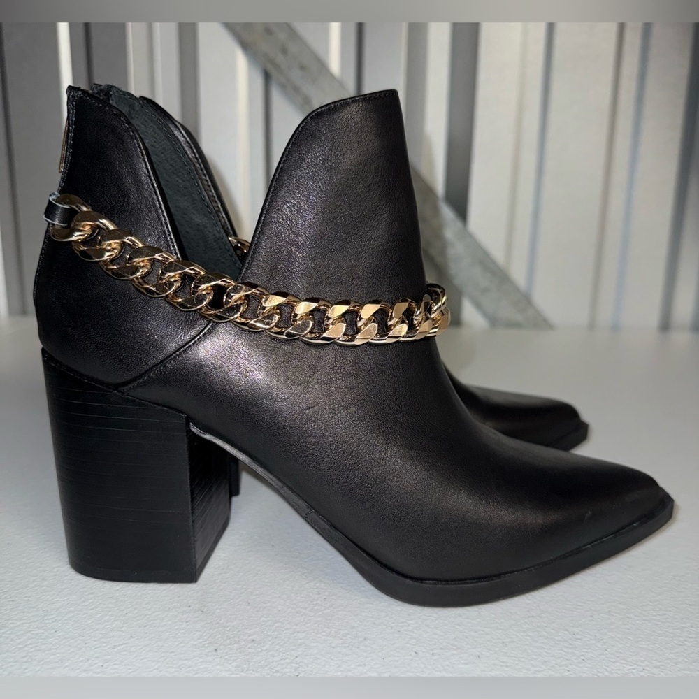 Steve Madden gold chain black leather bootie Size 8.5